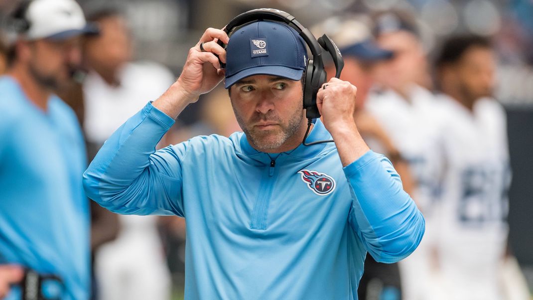 September 28, 2025: Tennessee Titans head coach Brian Callahan prior to a game between the Tennessee Titans and the Houston Texans in Houston, TX. .. /CSM - ZUMAc04_ 20250928_zma_c04_216 Copyright: xTraskxSmithx