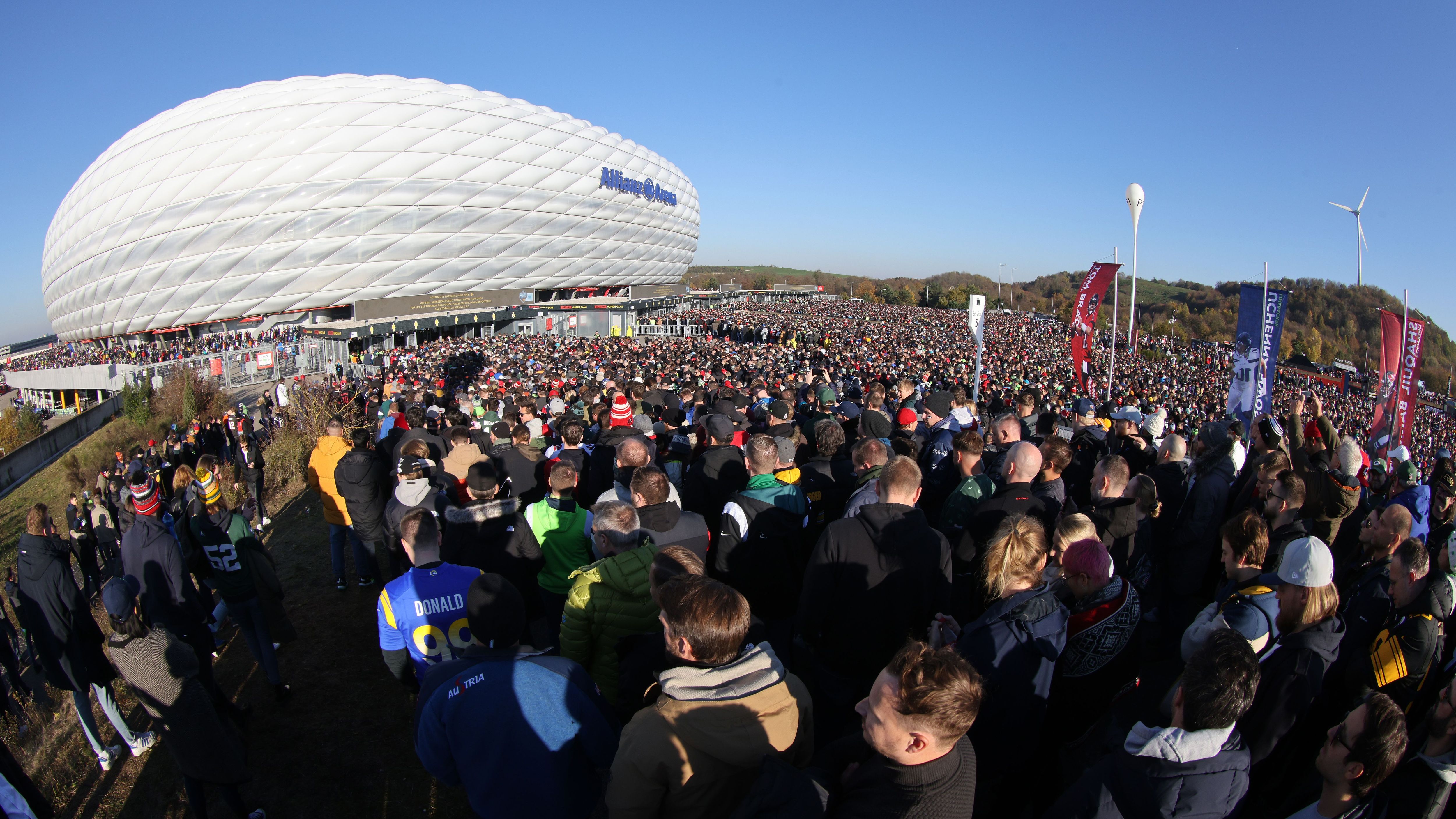 <strong>Tailgating in München</strong><br>Tailgating - des Football-Fans liebster Zeitvertreib. In München war die NFL mit ihren Angeboten vor der Arena noch sehr vorsichtig: Es gab zwar einige Challenges, bei denen sich jeder als Quarterback, Kicker oder Receiver versuchen konnte. Aber nur einen Fan-Shop, der Stunden vor Kickoff wegen Überfüllung geschlossen werden musste, nur einen DJ, der unmittelbar vor dem Stadion nicht mehr zu hören war, und kaum Essensstände. So verkam das Warten auf den Einlass für die meisten zu genau dem: Warten auf den Einlass.