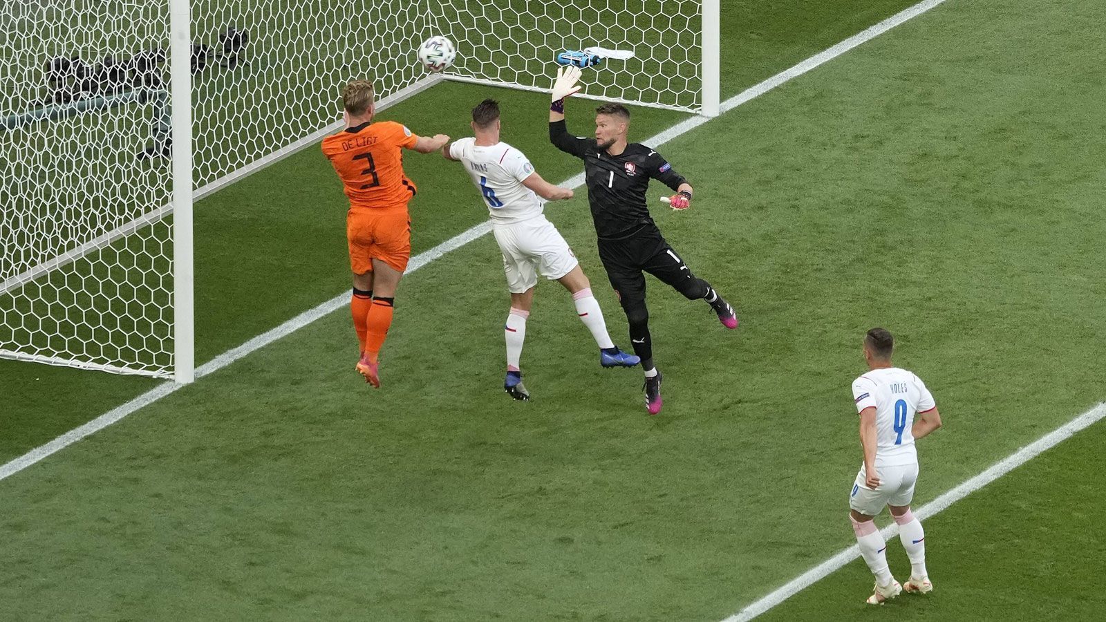 
                <strong>Niederlande beginnt forsch</strong><br>
                Die Mannschaft von Bondscoach Frank de Boer macht aus ihren Ambitionen keine Hehl, es geht zu Beginn nahezu ausschließlich in Richtung des tschechischen Tores. Klare Chancen sind aber noch Mangelware.
              