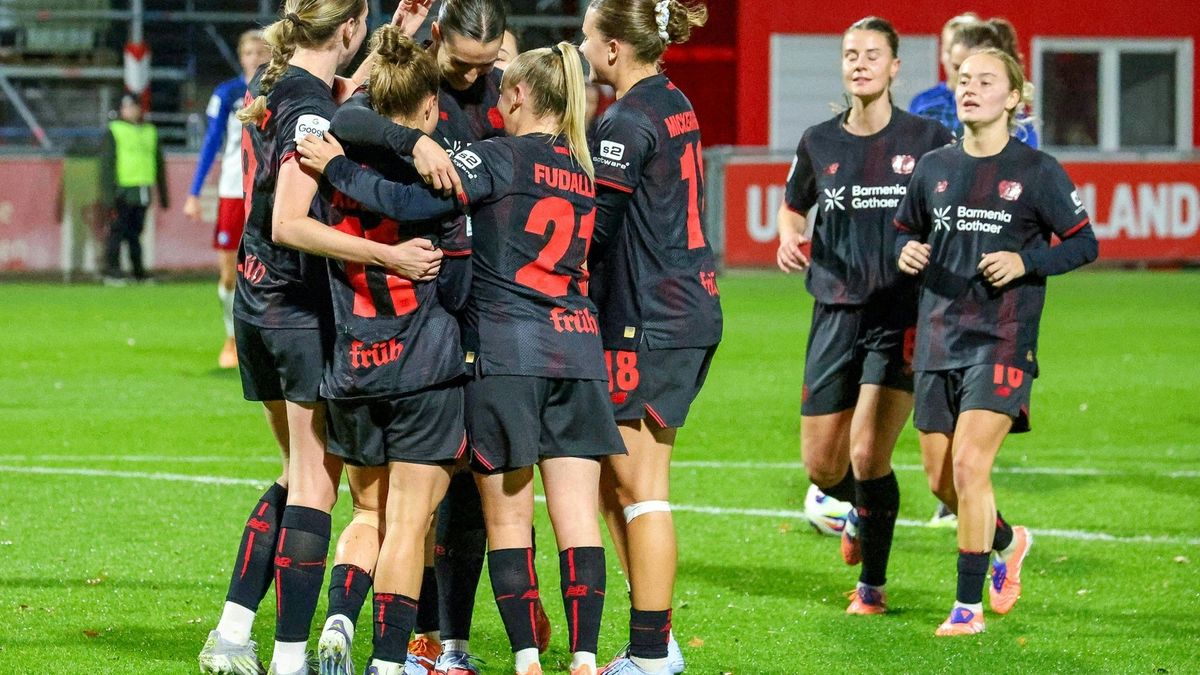 Die Bayer-Frauen feiern das 1:0