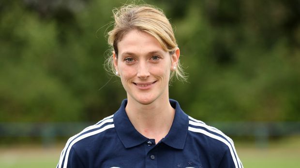 
                <strong>Mona Nemmer</strong><br>
                Mona Nemmer: Die 32 Jahre alte Ernährungswissenschaftlerin wechselte im Sommer 2016 vom FC Bayern zu Klopps FC Liverpool. Sie soll den Premier-League-Stars Anleitung in Sachen Ernährung und Energieversorgung geben.
              