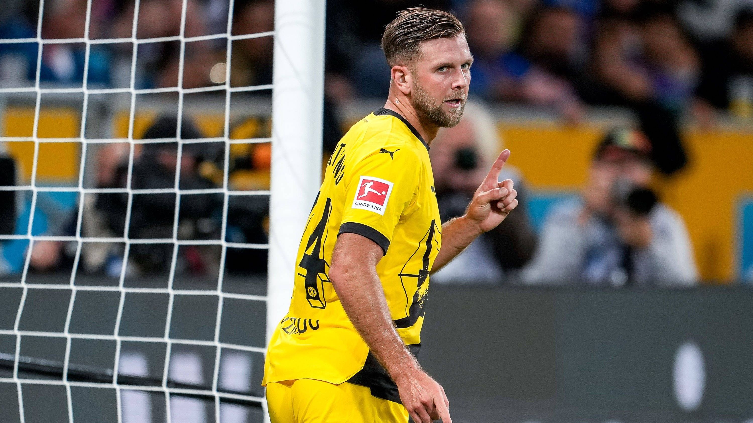 <strong>Niclas Füllkrug</strong> <br>Insgesamt sieht Füllkrug gegen Hoffenheim wenig Bälle, was aber auch an der schwachen Leistung im Mittelfeld liegt. Beim 1:0 bleibt er frei vor Baumann stehend eiskalt und beendet die Stürmerflaute des BVB. Sorgt vor dem 2:1 mit einem Lauf durch den Strafraum für Unruhe und hat somit auch Aktien am 2:1. Geht in der 80. Minute für Haller. <em><strong>ran</strong></em>-<strong>Note</strong><strong>: 2</strong>