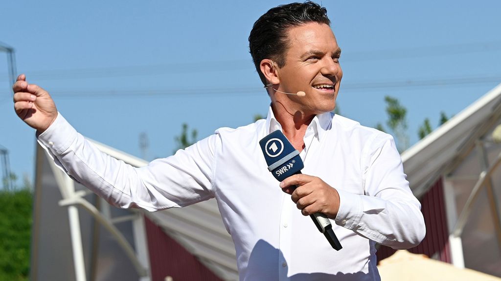 Fast-Unfall bei "Immer wieder sonntags": Stefan Mross fährt auf zwei Rädern zur Bühne