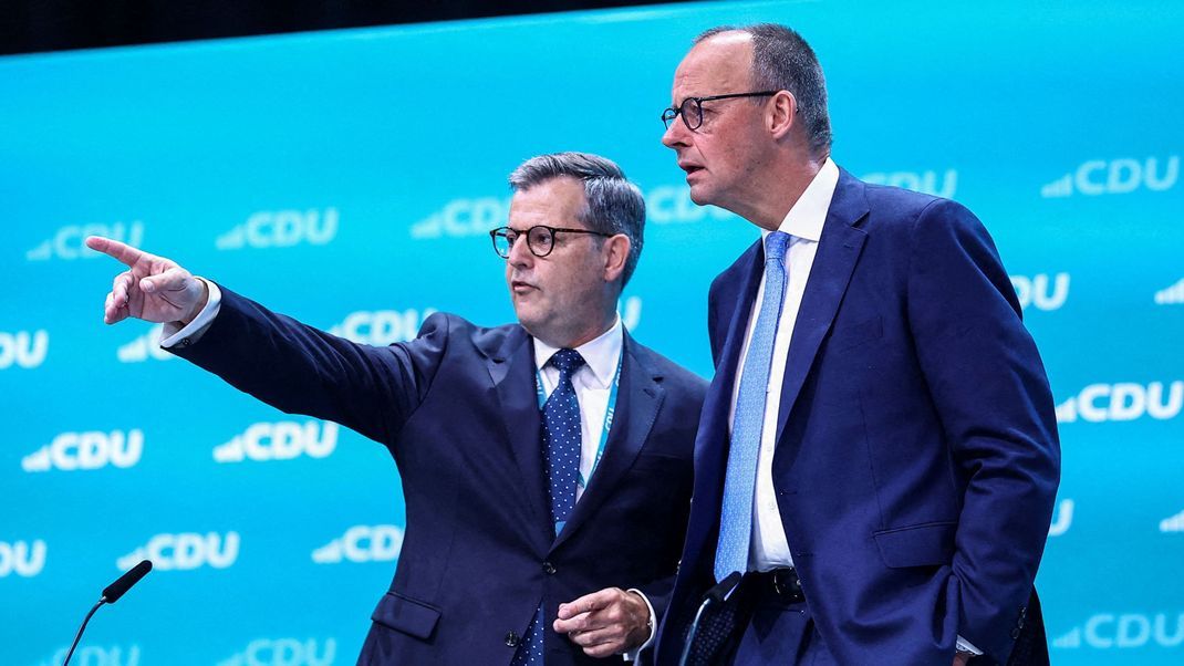 Der Bundesgeschäftsführer der Christlich Demokratischen Union (CDU) Christoph Hoppe (l.) und CDU-Parteichef Friedrich Merz auf dem CDU-Parteitag in Berlin.