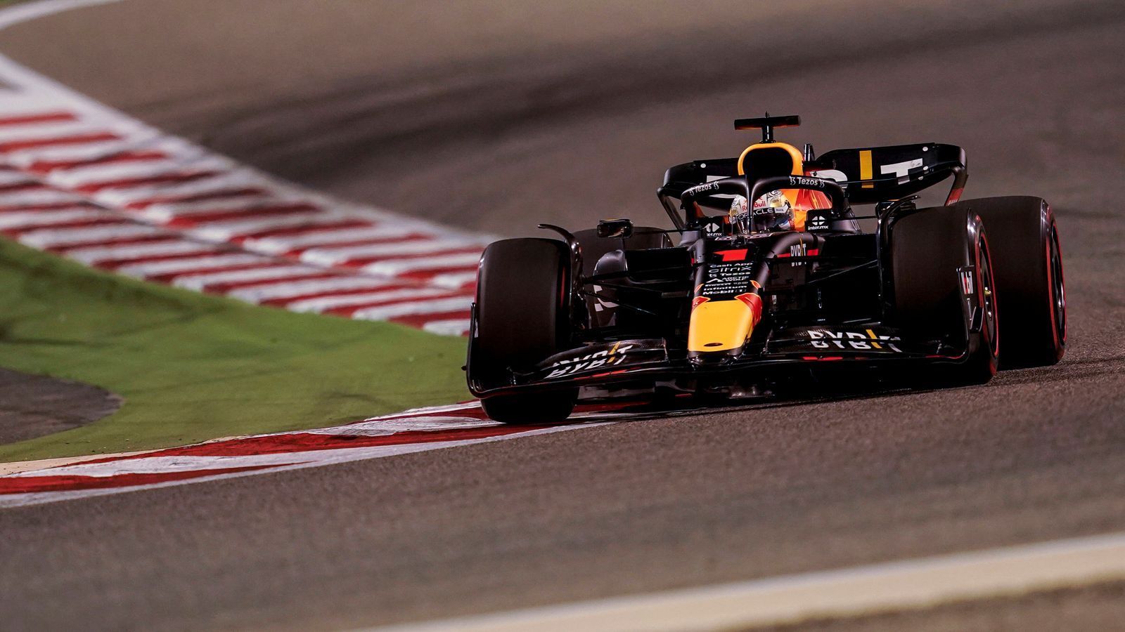 
                <strong>Verlierer: Red Bull Racing</strong><br>
                Die gute Nachricht: Red Bull Racing ist mit Ferrari auf Augenhöhe, wenn nicht sogar ein klein wenig schneller. Die schlechte Nachricht: Punkte gab es in Bahrain trotzdem keine, weil Max Verstappen (auf Platz zwei liegend) und Sergio Perez (auf Platz drei liegend) kurz vor dem Ende wegen Problemen mit der Benzinzufuhr ausschieden. "Die Pace ist da, wir haben um den Sieg gekämpft. Das ist also kein großes Problem", sagte Titelverteidiger Verstappen. "Wir haben ein tolles Auto. Wir haben ein Auto, das sich in der ersten Reihe qualifiziert hat, das mit Charles um den Sieg gekämpft hat", sagte auch Teamchef Christian Horner. Schnell ist es also, jetzt sollte es dringend auch zuverlässig werden.
              