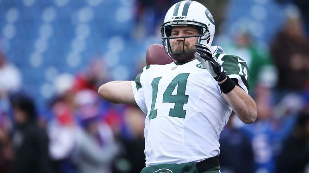 
                <strong>Ryan Fitzpatrick</strong><br>
                Ryan Fitzpatrick: Vergangene Saison verspielte Ryan Fitzpatrick für die New York Jets im letzten Spiel der Regular Season den Einzug in die Playoffs. Trotzdem hatte er eine starke Spielzeit und pokert jetzt um einen gut dotierten Vertrag. Angeblich fordert der Quarterback 18 Millionen Dollar jährlich. Die Jets bieten ihm bisher wohl sieben Millionen Dollar pro Jahr.
              