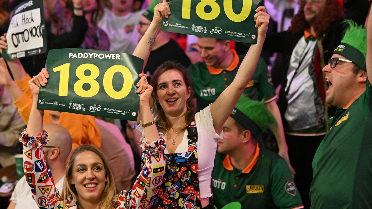 29th December 2023, Alexandra Palace, London, England; 2023 24 PDC Paddy Power World Darts Championships Day 12 Evening Session; fans celebrate a 180 PUBLICATIONxNOTxINxUK ActionPlus12592217 Simonx...