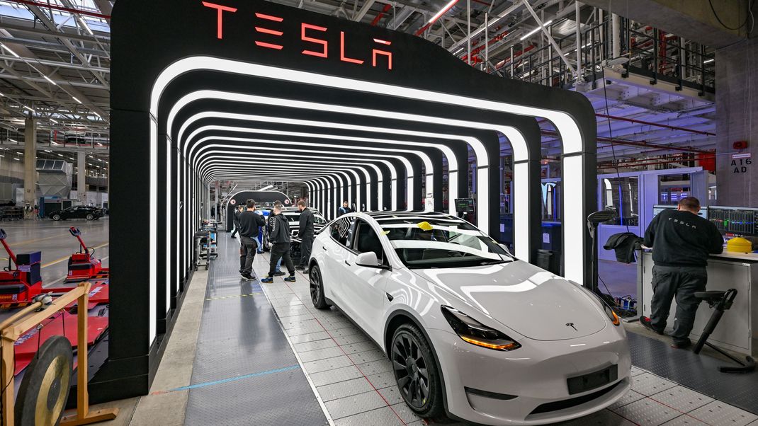 Mitarbeiter der Tesla Gigafactory Berlin Brandenburg arbeiten an der Endkontrolle der fertigen Elektrofahrzeuge vom Typ Model Y. 