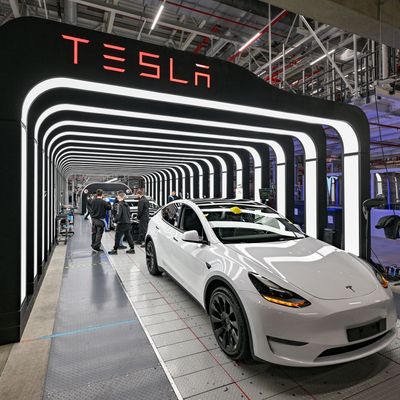 Mitarbeiter der Tesla Gigafactory Berlin Brandenburg arbeiten an der Endkontrolle der fertigen Elektrofahrzeuge vom Typ Model Y. 