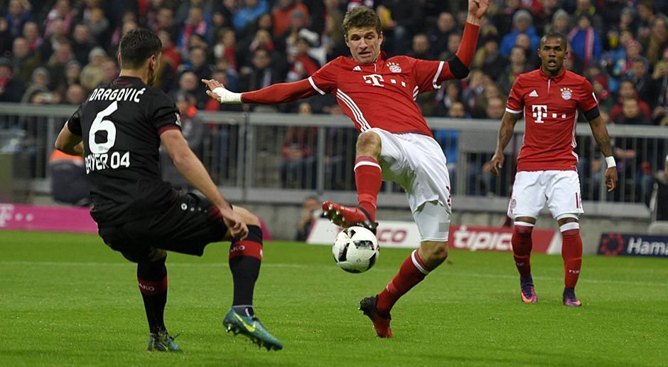 
                <strong>Thomas Müller</strong><br>
                Thomas Müller: Hatte in der Anfangsphase den ersten Torabschluss der Bayern, den er rechts neben den Kasten setzte. Bot sich seinen Mitspielern immer an, erhielt aber kaum einmal die Möglichkeit sich auszuzeichnen. Wurde nach 65 Minuten ausgewechselt – die Torkrise in der Bundesliga hält an. ran-Note: 4
              