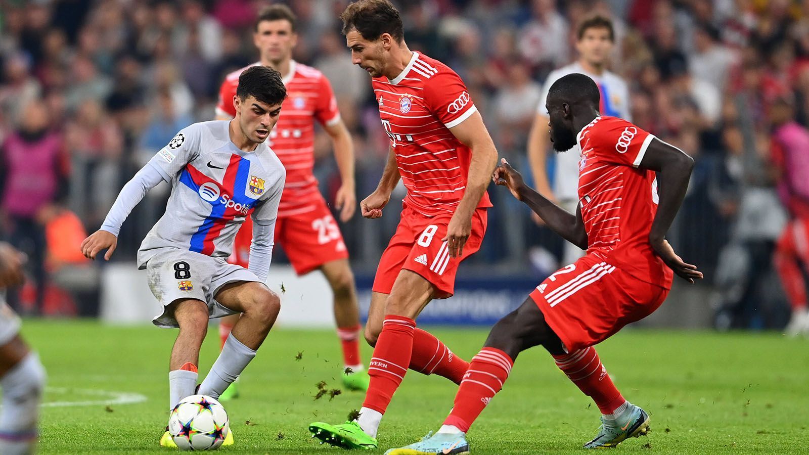 
                <strong>Leon Goretzka</strong><br>
                Kommt zur zweiten Halbzeit ins Spiel. Wo seine Mitspieler zuvor den Abschluss mieden, fasst sich Goretzka ein Herz und zieht einfach ab – quasi ein Weckruf, der zu der Ecke führt, die Hernandez zur Führung nutzt. Belebt das Offensivspiel der Bayern spürbar und schaltet sich deutlich öfter vorne ein als Sabitzer. Tastet sich damit weiter an seine Top-Form heran. ran-Note: 3
              