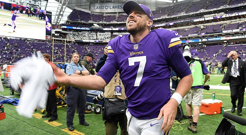 
                <strong>Minnesota Vikings</strong><br>
                Nachdem Sam Bradford als Starter der Vikings in die Saison gegangen war, musste er seinen Posten wegen einer Knieverletzung bereits in Week 2 für Case Keenum (Foto) räumen, der seither mit Ausnahme von Week 5 in jedem Spiel begann. Mittlerweile hat die Nummer sieben einen neuen Backup: Der einstige Franchise-Quarterback Teddy Bridgewater hat sich nach seiner Knieverletzung aus der Offseason 2016 zurückgekämpft und steht seit Week 10 wieder im Kader. Head Coach Mike Zimmer stellte aber bereits klar, dass der bisher starke Keenum Starting-Quarterback bleiben werde. Immerhin: In Week 15 bekam Bridgewater unter Standing Ovations der Fans wieder ein wenig Spielzeit. An Keenum ist derzeit aber kein Vorbeikommen.
              