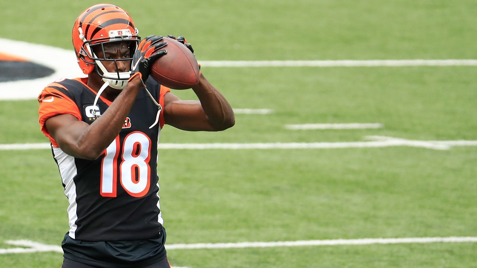 
                <strong>Cincinnati Bengals</strong><br>
                A.J. Green war über weite Strecken der Saison nur ein Schatten seiner selbst. Er spielt unter dem Franchise Tag - sein Vertrag läuft also aus. Mit einem Trade könnten die Bengals zumindest einen soliden Draft-Pick abstauben und alles auf die Zukunft ausrichten. Auch John Ross könnte die Bengals verlassen. Der Wide Receiver spielt aktuell wenig und forderte bereits öffentlich einen Trade. Bietet eine Franchise für Ross auch nur einen ganz späten Draft-Pick - die Bengals würden wohl zuschlagen. Defensive Tackle Geno Atkins wird das Team wohl nicht verlassen, auch wenn er kaum eine Rolle mehr spielt.
              