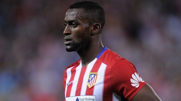 
                <strong>Jackson Martinez (35 Millionen Euro)</strong><br>
                Jackson Martinez (35 Millionen Euro). Der Kolumbianer galt im Sommer als Königstransfer von Atletico Madrid. 35 Millionen Euro bezahlte der Verein von Trainer Diego Simeone für den Stürmer an den FC Porto. Nach einer halben Saison mit nur zwei erzielten Toren, verkauften die Madrilenen Martinez für 42 Millionen Euro nach China, zu Guangzhou Evergrande und machten also auch noch sieben Millionen Euro Gewinn. Man mag sich kaum vorstellen, was die Vereinsführung von Leicester City mit den 77 Millionen Euro hätte anstellen können.
              