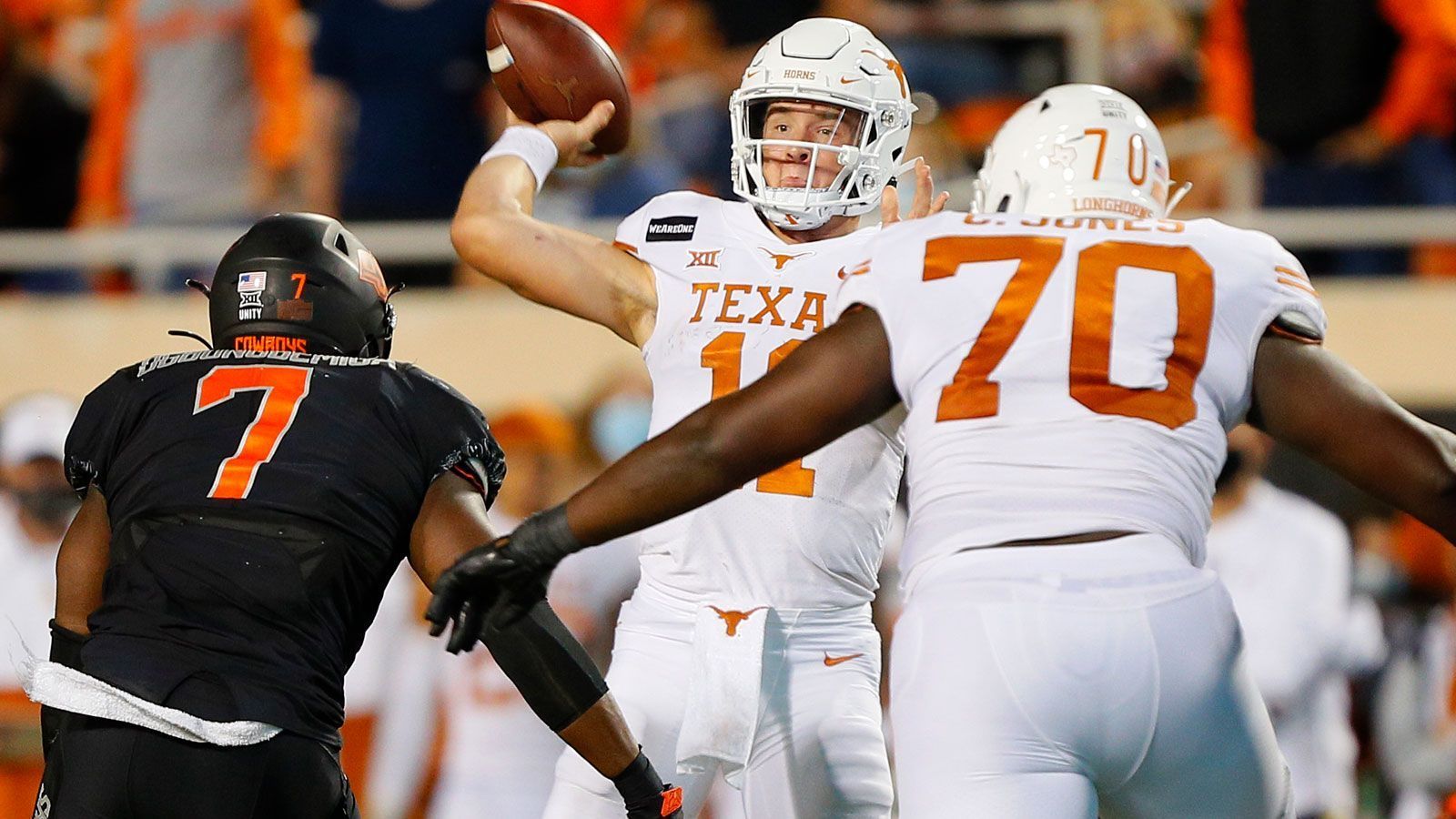 
                <strong>Sam Ehlinger (Texas Longhorns / National Team)</strong><br>
                Auch Quarterback Sam Ehlinger hat zum Erfolg des National Teams beigetragen. Er war der Starter, warf einen Touchdown-Pass und brachte vier Pässe für 42 Yards an den Mann. Zudem musste er keinen Sack einstecken. Er konnte das Schaulaufen durchaus nutzen: Ehlinger wird nach der Senior-Bowl-Woche als einer der zehn besten Quarterbacks im 2021 Draft gehandelt. Damit wäre er nach Colt McCoy der erste Spielmacher, der seit 2010 aus Texas gedraftet wurde.
              