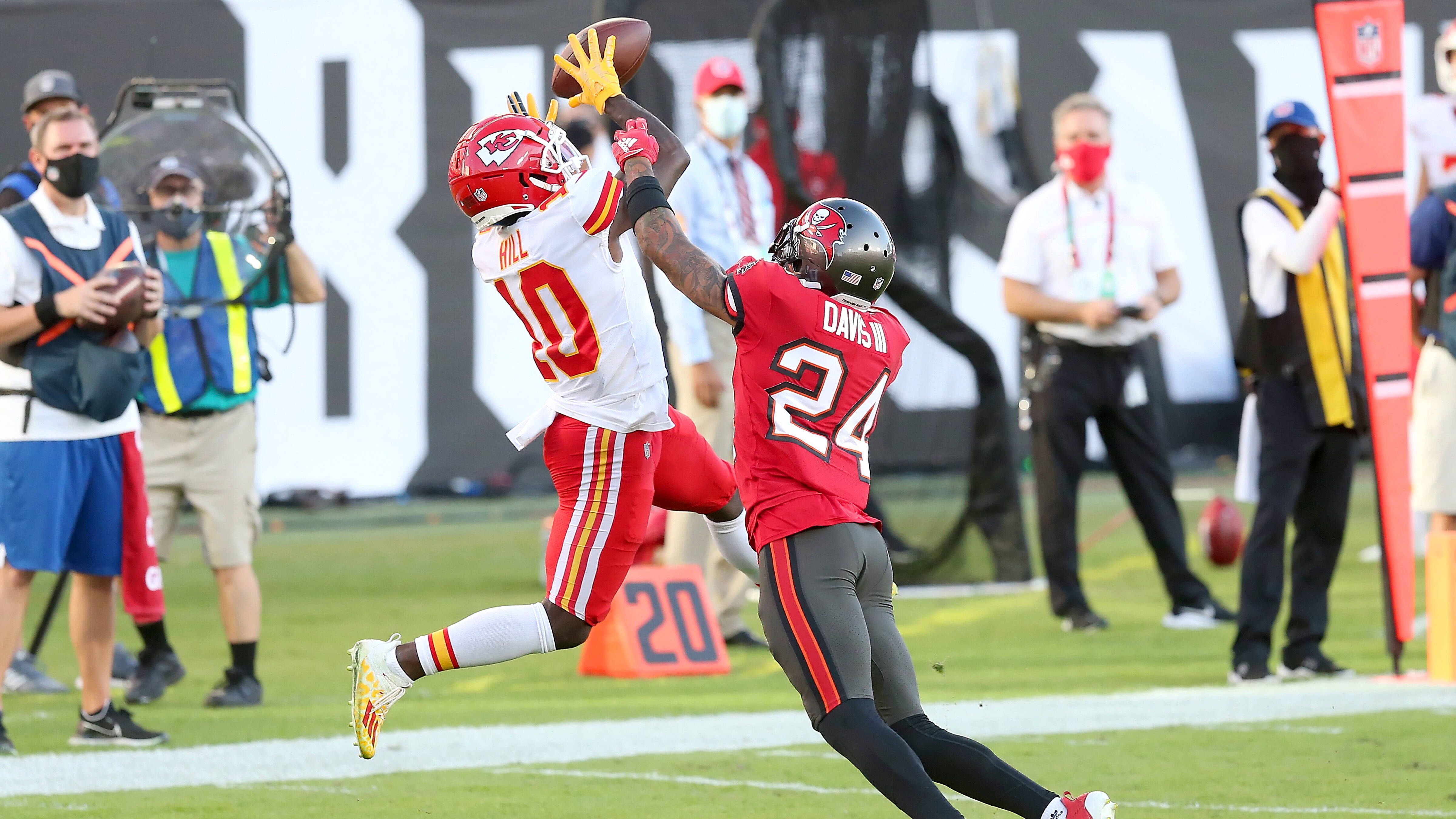 
                <strong>Gewinner: Tyreek Hill</strong><br>
                Was für eine unglaubliche erste Halbzeit legten Patrick Mahomes und Tyreek Hill gegen die Tampa Bay Buccaneers da nur hin. Über 200 Receiving Yards im ersten Abschnitt, so etwas gab es in der NFL-Historie bisher erst sehr selten. Vor Hill genau zwei Mal. Quadry Ismail (Ravens, 1999, 210 Yards) und Lee Evans (Bills, 2006, 205 Yards) heißen "Cheetahs" einzige Vorgänger. Sieben Receptions gelangen dabei zuvor noch niemanden. Fazit des Tages: 13 Receptions für 269 Yards und 3 Touchdowns sowie ein ordentliches Statement, wen es mit Blick auf die Playoffs zu schlagen gilt.
              