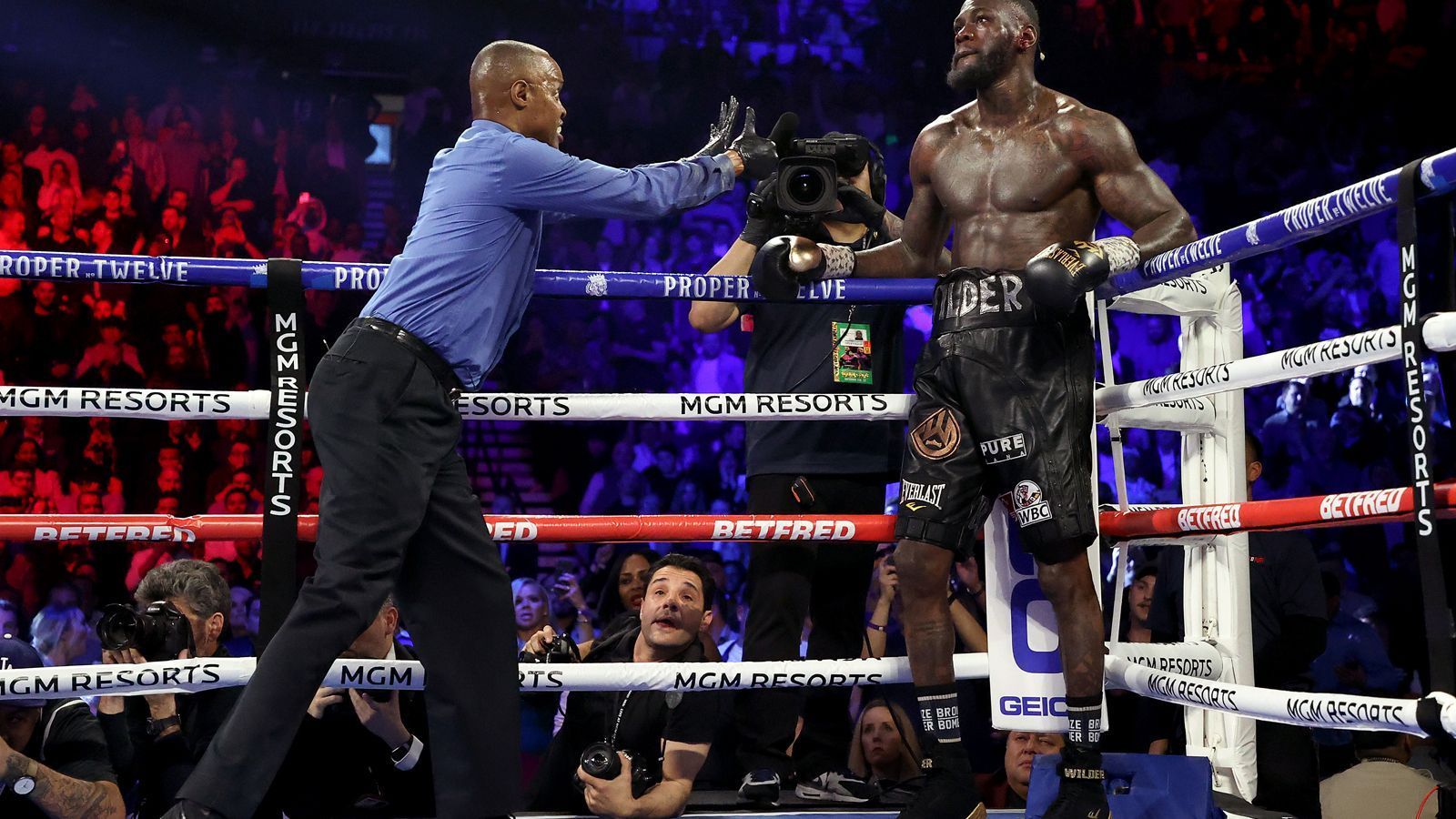 
                <strong>Wilder wird angezählt</strong><br>
                Ringrichter Kenny Bayless zählt den zu diesem Zeitpunkt noch amtierenden Champion an. Wilder hält sich noch vier Runden.
              