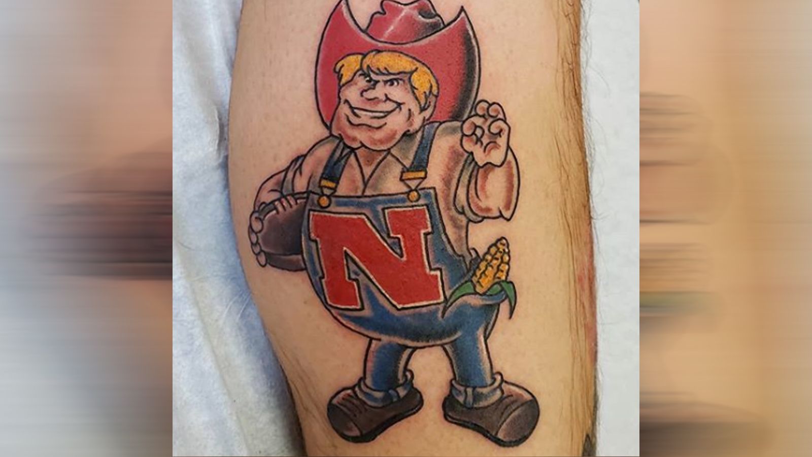 
                <strong>Nebraska Cornhuskers</strong><br>
                "Herbie Husker on a cool dude!" - Auch der Fotografin gefällt das Maskottchen der Nebraska Cornhuskers auf der Haut.
              