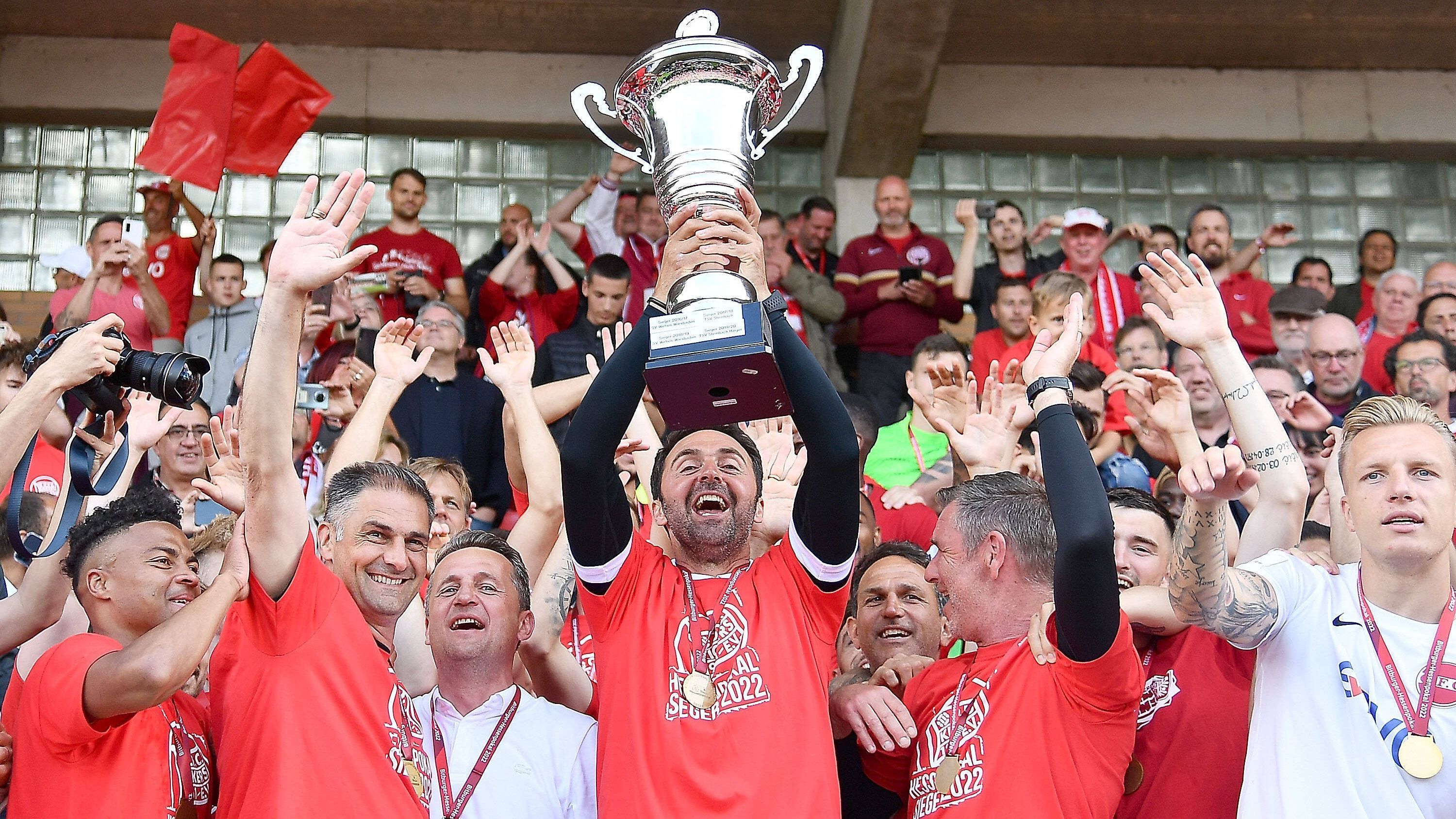 
                <strong>Kickers Offenbach</strong><br>
                Erstmals seit sechs Jahren sind die Kickers Offenbach wieder im DFB-Pokal am Start. Gegen Ligakonkurrent Steinbach siegen die Kickers knapp mit 1:0. 
              