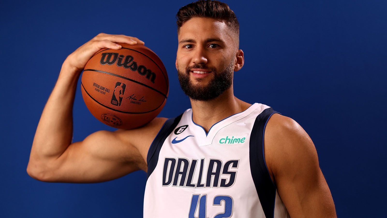 
                <strong>Maximilian Kleber (Dallas Mavericks)</strong><br>
                In der Offseason verlängerte Maximilian Kleber seinen Vertrag bei den Dallas Mavericks um drei Jahre. Sein neuer Deal soll ihm rund 33 Millionen US-Dollar einbringen. Bei den "Mavs" wird Kleber wieder zwischen Starting Five und Bank pendeln. Mit seiner Defense und seinem starken Dreierwurf und vielen Aktionen, die oft nicht auf dem Statistikbogen auftauchen, wird er im System des Teams weiter eine gewichtige Rolle einnehmen. Zudem verteidigte er in der vergangenen Saison oft den besten Offensivspieler des Gegners. Ob die Mavericks es wieder in die Conference Finals schaffen, bleibt abzuwarten. Dafür muss der Abgang von Jalen Brunson kompensiert werden und Luka Doncic wieder auf MVP-Niveau spielen.
              