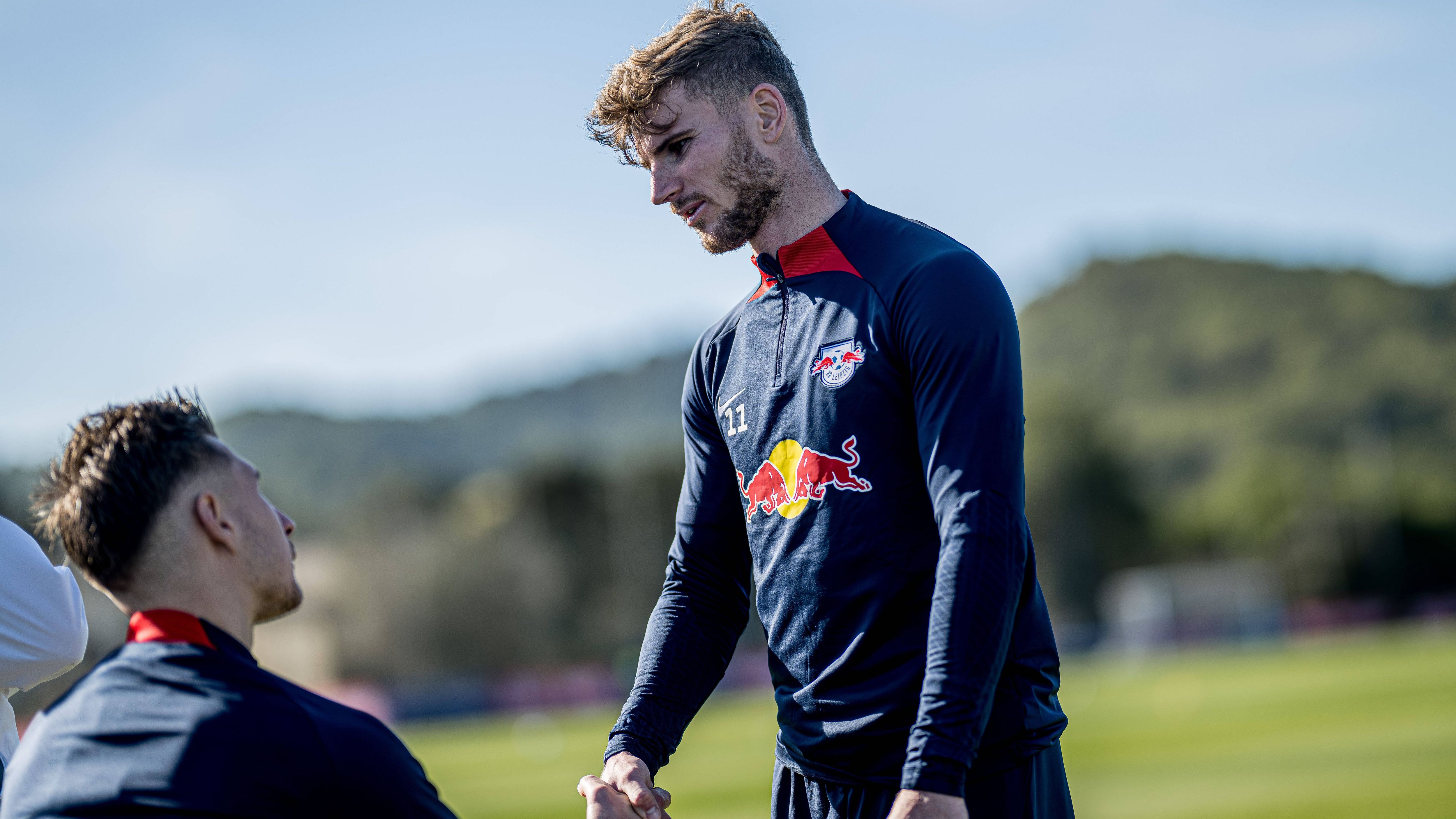 <strong>Timo Werner (RB Leipzig)</strong><br>Für Timo Werner könnte das Kapitel RB Leipzig im Sommer enden - der Ostklub will den Deutschen unbedingt verkaufen. Nun soll ein Transfer des Stürmers wieder heißer werden. Die "Leipziger Volkszeitung" berichtet über Interesse aus den USA - demnach soll der Schwesterklub aus New York Interesse an Werner zeigen. Auch die "Bild" berichtet davon. Demnach gibt es jedoch noch zwei Hürden, die einem Abgang im Weg stehen. ...