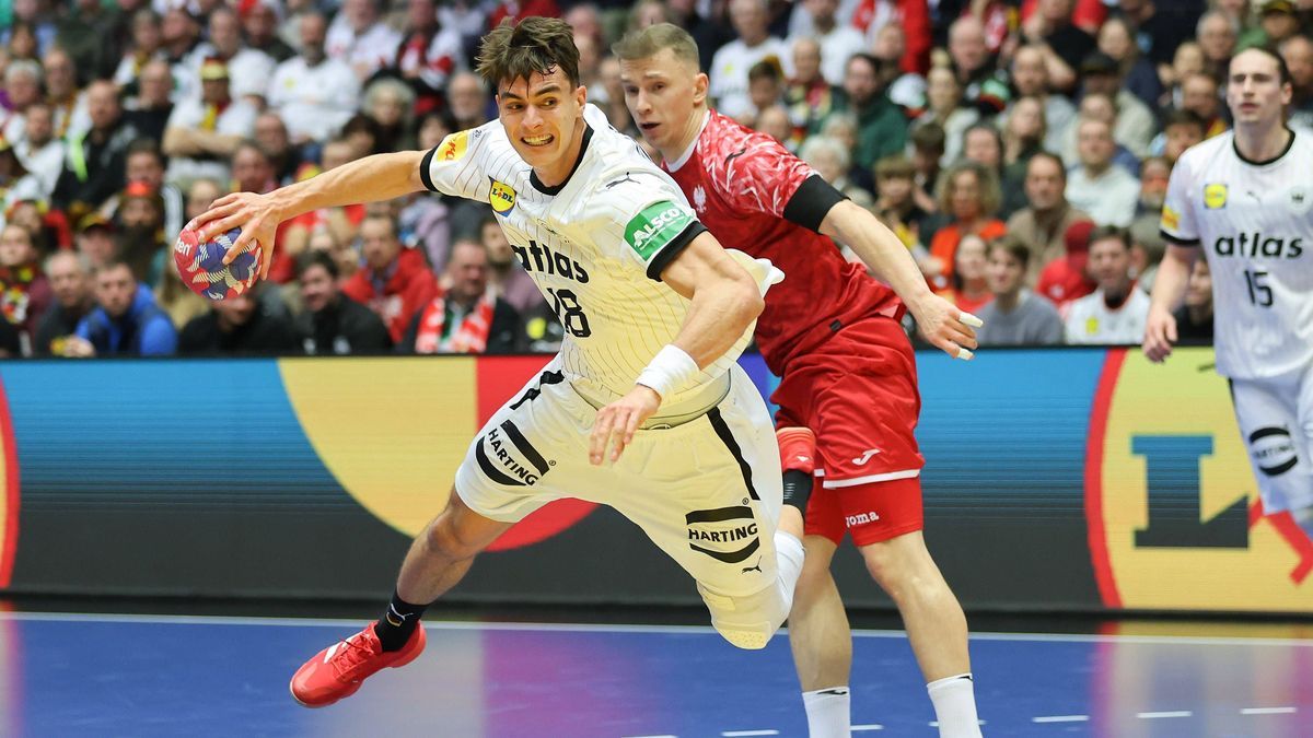 Deutschland - Polen, IHF WM 2025 Julian Köster (Deutschland, 18) hat sich von Marek Marciniak (Polen, 26) gelöst und kommt zum Abschluss. Handball IHF Weltmeisterschaft, Länderspiel zwischen Deutsc...