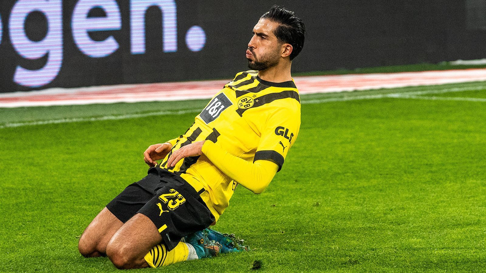 
                <strong>Emre Can (Borussia Dortmund)</strong><br>
                Wie viele seiner Mannschaftskollegen kann auch Can seine gute Form den vergangenen Wochen bestätigen und wirkt als stabiler Rückhalt in der Dortmunder Defensive. Sieht zu Spielbeginn gegen Nkunku einmal alt aus, ist sonst zweikampfstark und lässt sich oft in die Kette zurückfallen. Hält in der ersten Halbzeit aus 20 Metern einfach drauf und erhöht mit seinem abgefälschten Schuss auf 2:0. ran-Note: 1
              