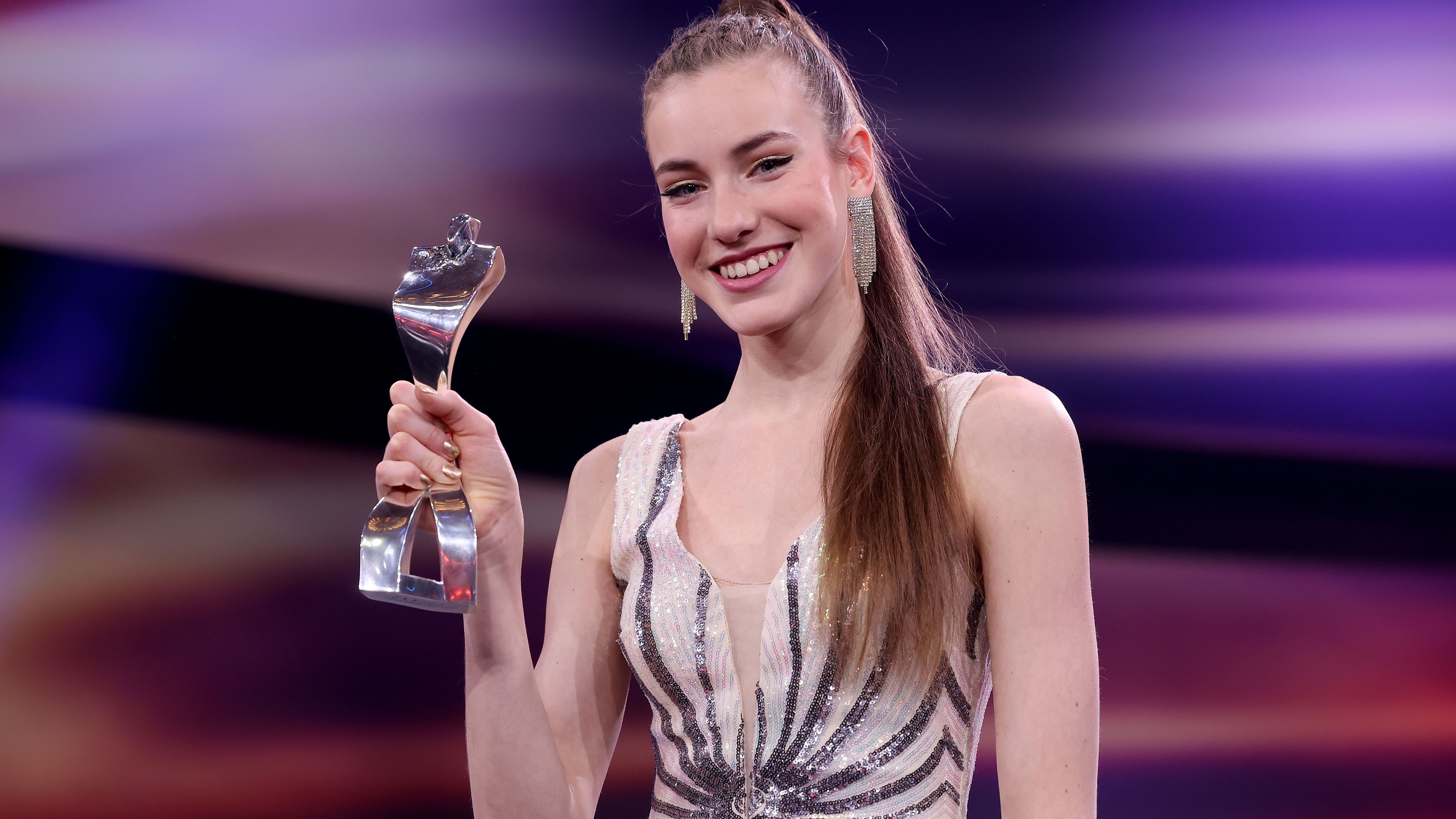 <strong>Darja Varfolomeev</strong><br>Die rhythmische Sportgymnastin ist so etwas wie das neueste Wunderkind im Weltsport. Binnen vier Tagen schwingt sich die 16 Jahre alte Schülerin bei den Weltmeisterschaften im Sommer zur neuen Königin ihrer Sportart auf. In allen Einzeldisziplinen triumphiert Varfolomeev und auch im Mehrkampf, in dem in Paris nun auch Olympiagold folgen soll.