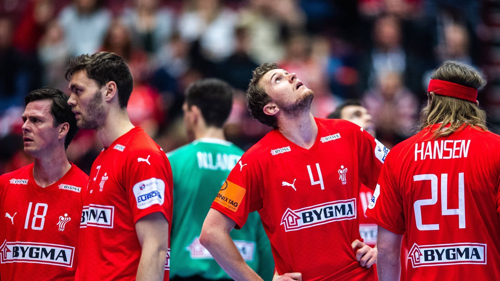 
                <strong>Dänemark</strong><br>
                Zwei verrückte Jahre liegen hinter der dänischen Nationalmannschaft. Bei der Weltmeisterschaft 2019 gewannen die Skandinavier im eigenen Land die Goldmedaille, sind nun also der Titelverteidiger. 2020 erfolgte das Desaster: Dänemark schied bei der Europameisterschaft bereits in der Vorrunde aus. Diese Geschichte dürfte sich nicht wiederholen. Auf dem Papier haben die Dänen einen der besten Kader weltweit. Torwart Niklas Landin vom THW Kiel ist der amtierende Welthandballer. Rückraumspieler Mikkel Hansen von Paris St-Germain gewann diese Auszeichnung sogar drei Mal, hatte kurzzeitig über eine WM-Absage nachgedacht, wird nun aber spielen. Die Gruppengegner Bahrain, Kongo und Argentinien stellen kein Problem dar. ran.de-Tipp: Dänemark ist ein Kandidat für das Finale, vielleicht sogar für den Titel.
              