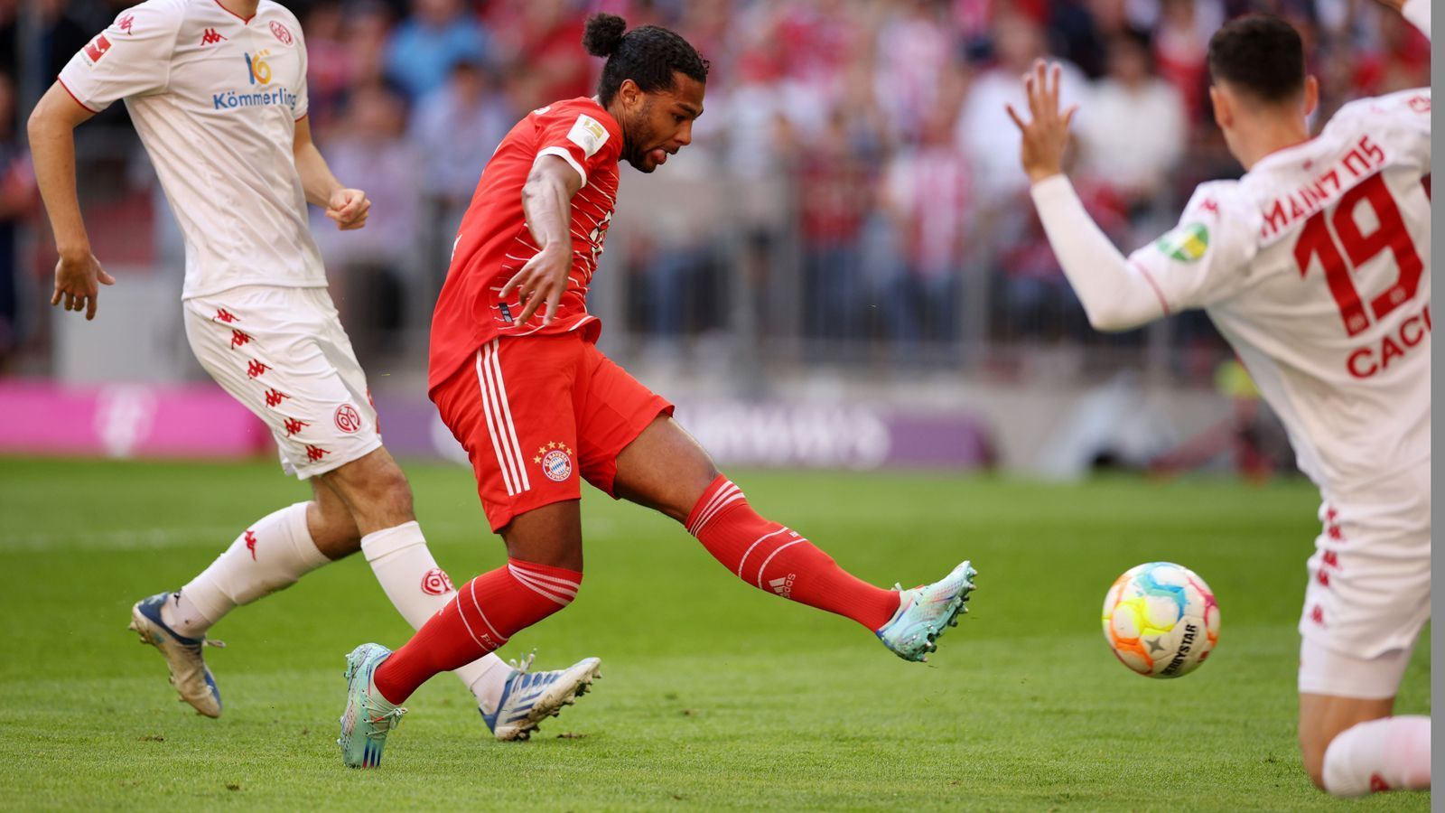 
                <strong>Serge Gnabry</strong><br>
                Starker Beginn des Matchwinners von Barcelona, der zunächst Manes Chance einleitet und dann selbst das 1:0 im Zusammenspiel mit dem Senegalesen einleitet (5.). Im Laufe des Spiels nicht mehr ganz so dominant wie in der stürmischen Anfangsphase und nach 60 Minuten ausgewechselt. ran-Note: 3
              