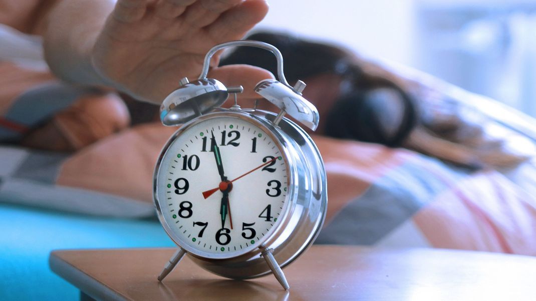 Du kommst ohne Wecker morgens nicht rechtzeitig aus dem Bett? Dann passt deine soziale Zeit nicht zu deiner inneren Uhr.