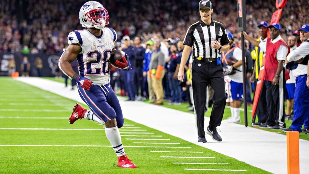 
                <strong>Running Backs</strong><br>
                James White (im Bild): 2014 - aktuell, 81 Spiele (Stand: 23.10.2020), 3 Super Bowl-Siege (Stand: 23.10.2020)Kevin Faulk: 1999 - 2011, 161 Spiele, 3 Super Bowl-SiegeCorey Dillon: 2004 - 2006, 43 Spiele, 1 Super Bowl-Sieg
              