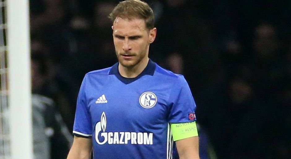 
                <strong>Benedikt Höwedes</strong><br>
                Der Abwehrchef versucht den Schalker Laden in der ersten Hälfte zusammenzuhalten. Zumindest das klappt aus königsblauer Sicht: Durchs Zentrum geht bei Ajax wenig. Hohe Bälle köpft der Turm in der Schlacht sicher weg. Hat mit einem Fallrückzieher (!) aus acht Metern die beste Schalker Chance vor der Pause. Auch nach dem Wechsel der Fels in der Brandung. ran-Note: 2
              