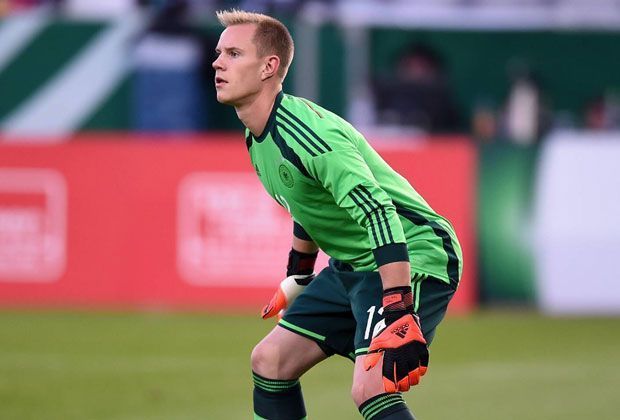 
                <strong>Leno vs. Ter Stegen</strong><br>
                Der Zoff begann im gemeinsamen Zimmer. Leno: "Wir hatten mal ein Wortgefecht. Ich habe spät abends telefoniert, er wollte schlafen ..." Der Streit eskalierte dermaßen, dass die beiden Streithähne schließlich in verschiedene Zimmer verfrachtet wurden. 
              