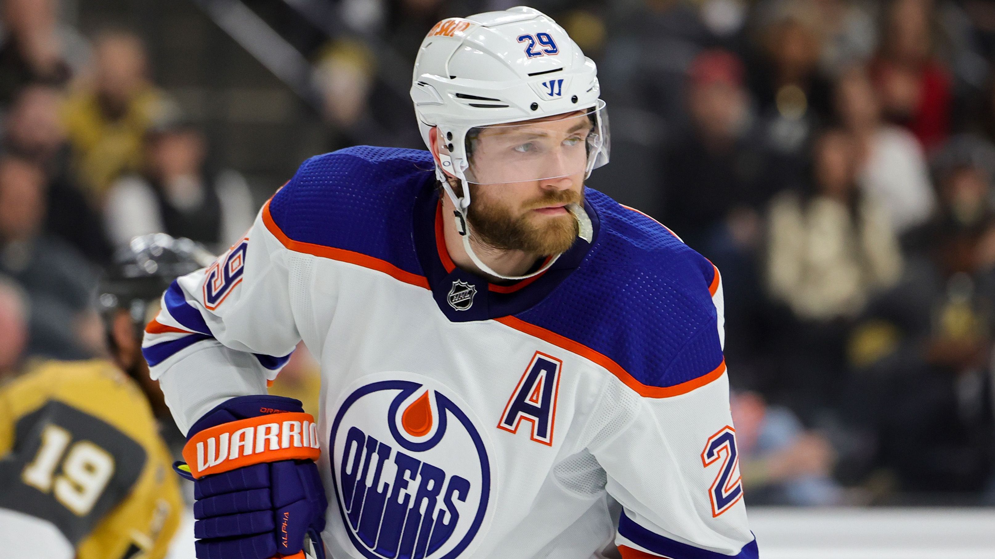 <strong>Platz 6 (geteilt): Leon Draisaitl</strong><strong><br></strong>• Liga: NHL<br> • Verein/Franchise: Edmonton Oilers<br> • Gehalt: 8.000.000 Dollar<br> • In den USA bislang verdient: 61.756.040 Dollar<br><em>*Anmerkung: Der 112-Millionen-Dollar-Vertrag von Draisaitl beginnt erst nach der kommenden Saison.</em>