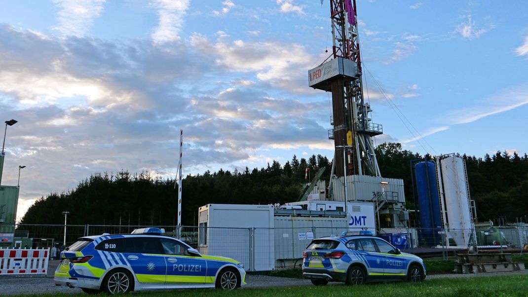 Aktivisten der Gruppe «Ende Gelände» befestigen ein Banner während einer Protestaktion gegen eine Gasbohrung an einem Bohrturm. 