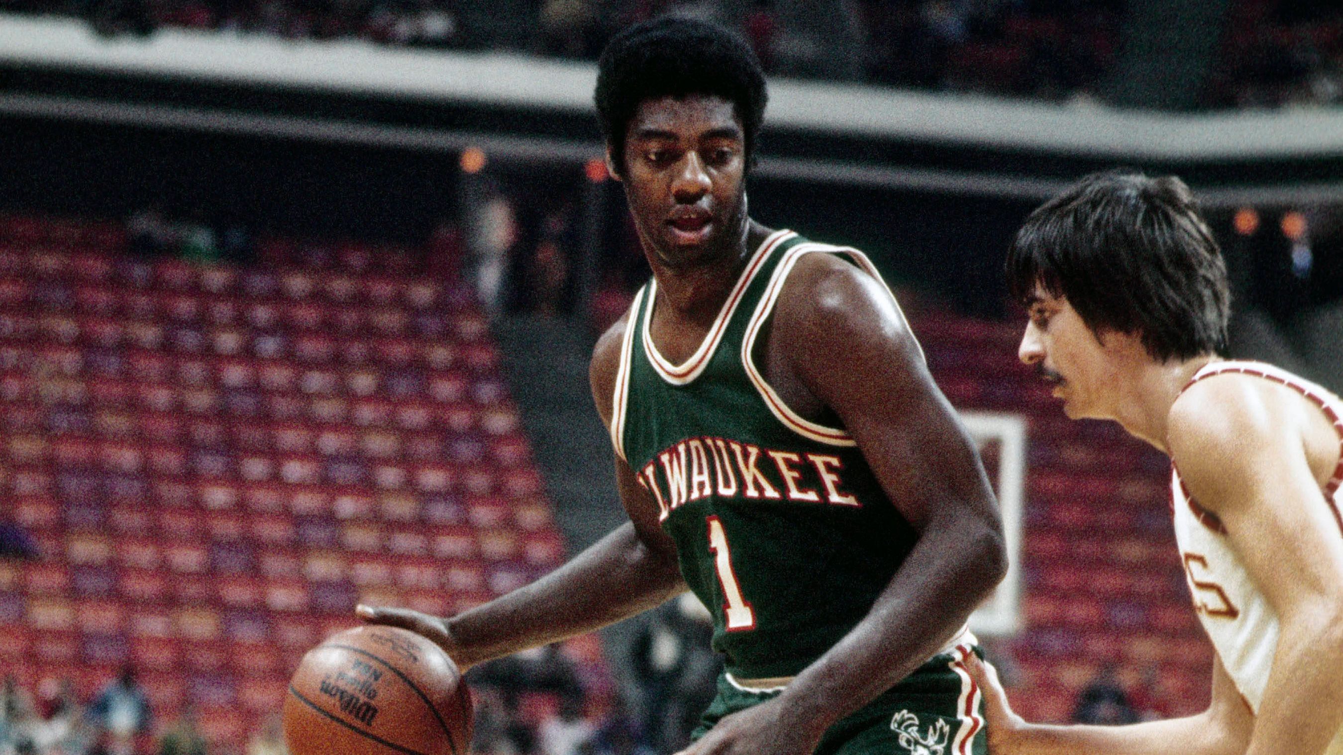 <strong>Platz 14: Oscar Robertson</strong><br>- Punkte: 26.710 (⌀ 25,7 Punkte pro Spiel)<br>- Spiele: 1.040<br>- In der NBA von: 1960-1974<br>- Teams: Cincinnati Royals (heute: Sacramento Kings), Milwaukee Bucks