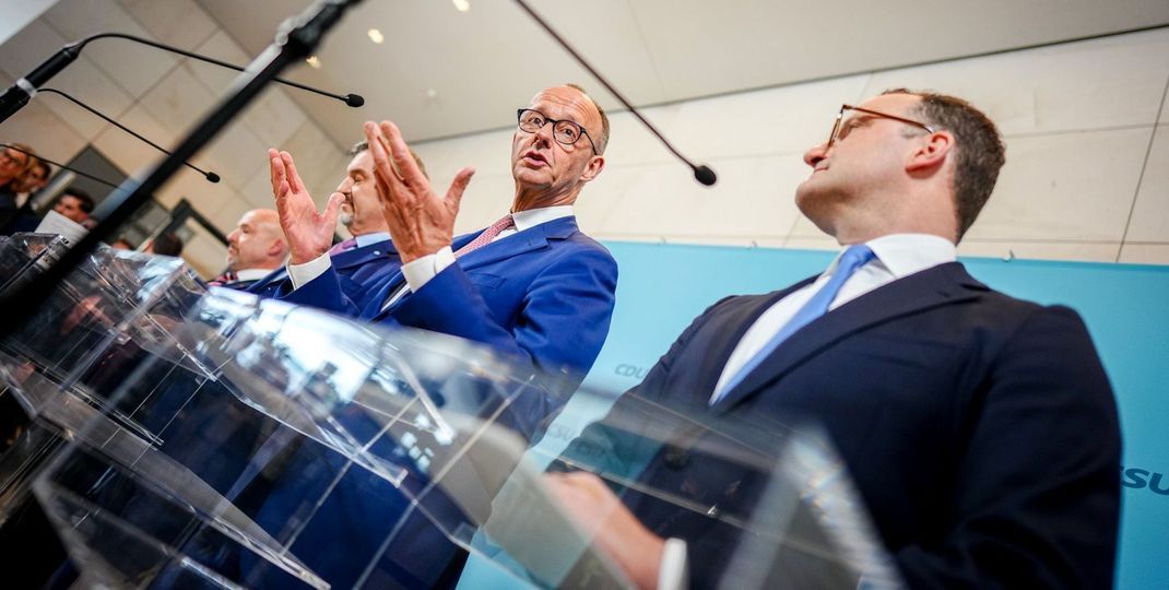 Friedrich Merz hält sich in der Debatte über ein AfD-Verbotsverfahren vorerst zurück.