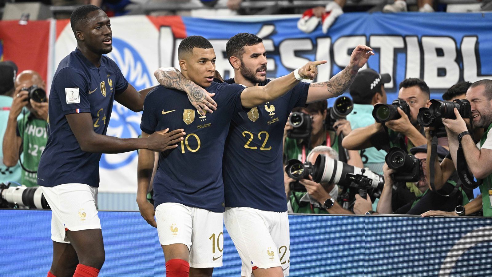 
                <strong>Gruppe D: Frankreich </strong><br>
                Der amtierende Weltmeister Frankreich um Stürmerstar Kylian Mbappe ist vorzeitig für das Achtelfinale qualifiziert. Die "Equipe tricolore" gewinnt ihre ersten beiden Partien gegen Australien (4:1) und Dänemark (2:1) und ist aktuell Gruppenerster. Im Achtelfinale treffen die Franzosen nun auf Polen (So., 16 Uhr im Liveticker auf ran.de).
              