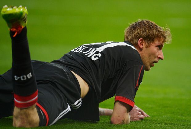 
                <strong>FLOP: Bayer Leverkusen</strong><br>
                Bayer Leverkusen am Boden: Auch gegen 1899 Hoffenheim bleibt die Werkself glück- und sieglos. Nach einem späten Gegentreffer verlieren Stefan Kießling und Co. mit 2:3. Damit muss Bayer mehr denn je um die Champions-League-Quali bangen. Platz sieben ist noch drei Punkte entfernt.
              