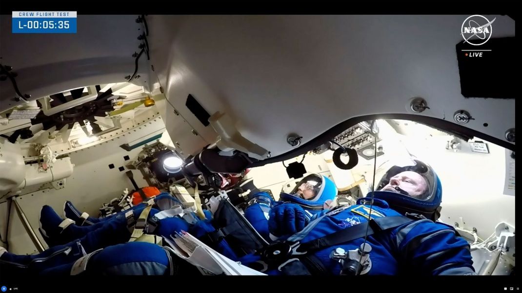 5. Juni 2024, USA, Cape Canaveral: Die NASA-Astronaut:innen Butch Wilmore (r) und Suni Williams wartenn auf den Start in der Boeing "Starliner"-Kapsel im Space Launch Complex 41.