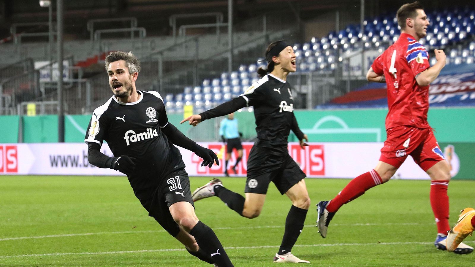 
                <strong>Historisches Pokal-Aus bei Holstein Kiel</strong><br>
                Im Nachholspiel der zweiten Runde im DFB-Pokal am 13. Januar führen die Bayern bei Holstein Kiel bis in die Nachspielzeit mit 2:1, kassieren dann noch den Ausgleich und verlieren die Partie gegen den Zweitligisten schließlich im Elfmeterschießen. Ein historisches Ausscheiden: Erstmals seit dem Jahr 2000 fliegt der Rekordpokalsieger bereits in der zweiten Runde raus. Der Traum von der Wiederholung des Triple-Traums platzt schon früh.
              