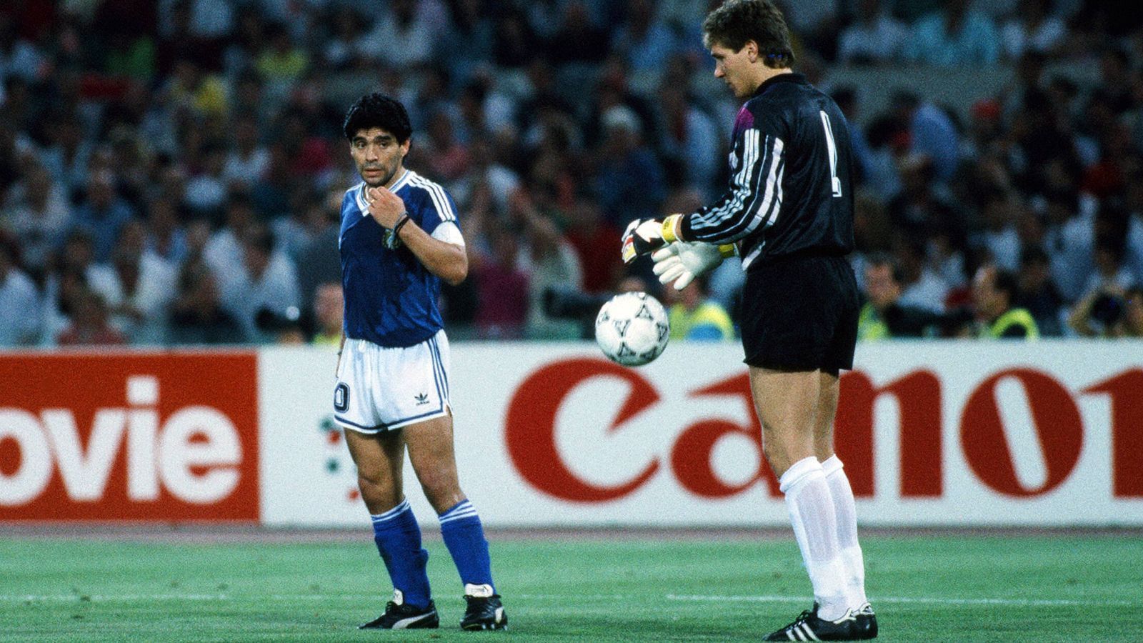 
                <strong>WM-Finale 1990: Argentinien - Deutschland</strong><br>
                Deutschlands Torwart Bodo Illgner erlebte eigentlich einen geruhsamen Abend. Wirklich eingreifen musste er nur einmal kurz vor Ende der ersten Halbzeit, als Andreas Brehme eine Flanke auf das eigene Tor köpfte und Illgner den Ball über die Latte lenkte.
              