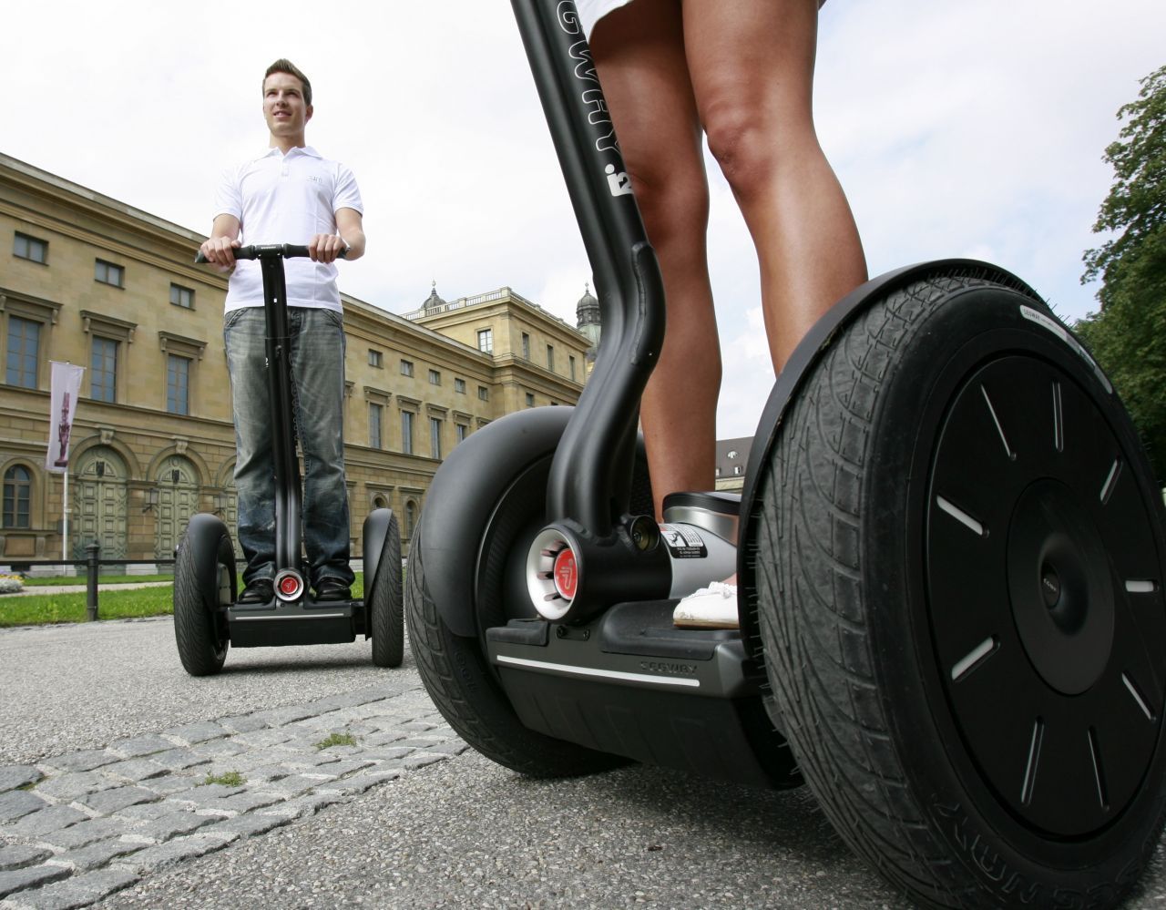 Aufbau und Funktionsweise eines Segways klingen einfach: Eine Standfläche zwischen zwei Rädern und eine Lenkstange - mehr braucht es nicht. Trotzdem ist das Fahren gewöhnungsbedürftig. Ein Segway reagiert mithilfe von Sensoren auf die Neigung nach vorn oder hinten, nach rechts oder links zur Seite. Sonstige Bedienelemente gibt es nicht.