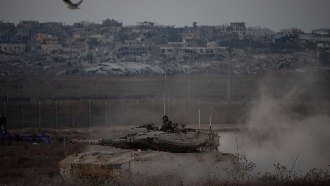 Israelische Soldaten bewegen sich auf einem Panzer nahe der Grenze zwischen Israel und dem Gazastreifen, gesehen vom Süden Israels aus.&nbsp;