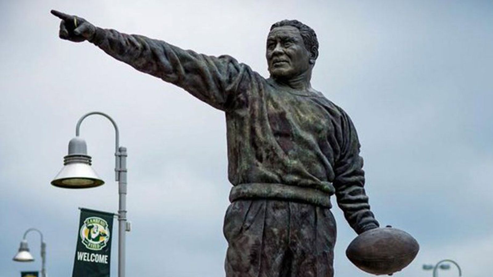 <strong>Platz 6: Curly Lambeau - 226 Siege</strong><br>
                Der Name Lambeau wird heutzutage oftmals nur noch mit dem Stadion der Green Bay Packers in Verbindung gebracht. Dabei steht der 1965 verstorbene Curly Lambeau für weitaus mehr. Er gründete die Packers, spielte für sie und war bis 1949 Head Coach der Franchise. Insgesamt holte er sechs Mal die NFL-Meisterschaft in seine Heimatstadt.
