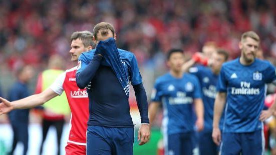 <strong>Saison 2018/19 - 31. Spieltag</strong><br>Im Topspiel bei Union Berlin unterliegt der Hamburger Sportverein mit 0:2 und rutscht damit vom 2. Platz der Tabelle auf Rang 4 ab. Ein Knick, von dem sich der HSV nicht mehr erholt. Es folgen zwei Klatschen - 0:3 gegen Ingolstadt und 1:4 in Paderborn. Der 3:0-Erfolg zum Saisonabschluss gegen den MSV Duisburg kommt zu spät. Die Hansestädter müssen ein zweites Jahr in der Zweitklassigkeit verweilen.