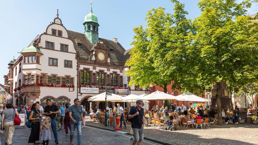 Neues Rathaus in Freiburg im Breisgau. Im Süden sind die Leute etwas zufriedener als im Rest von Deutschland.