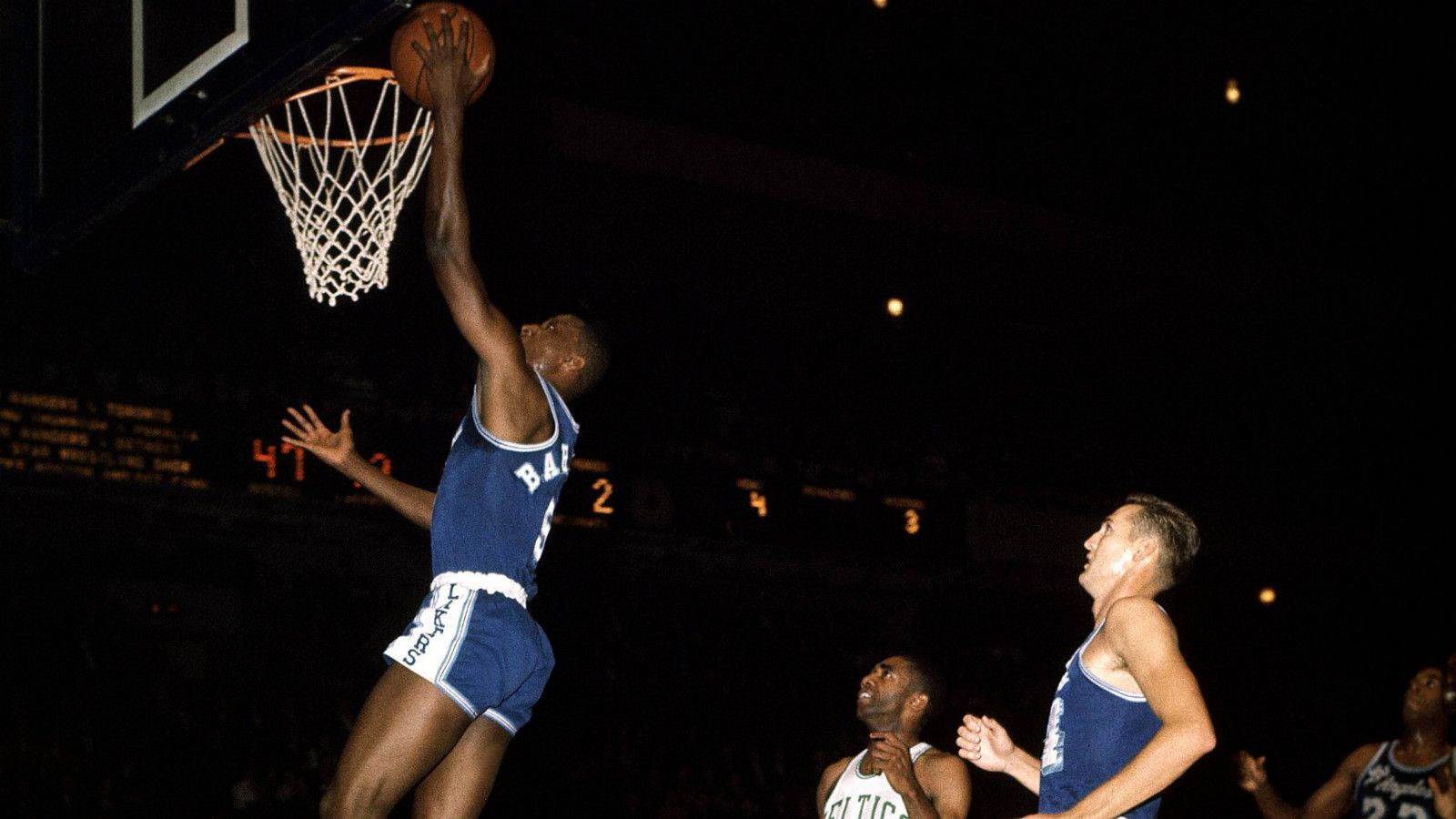 
                <strong>Platz 5: Elgin Baylor</strong><br>
                Und es geht noch weiter zurück in der Basketball-Historie: In die 1960er, Neil Armstrong betrat als erster Mensch den Mond - und Elgin Baylor packte 17 Mal astronomische 50 Punkte in einem Spiel aus.
              