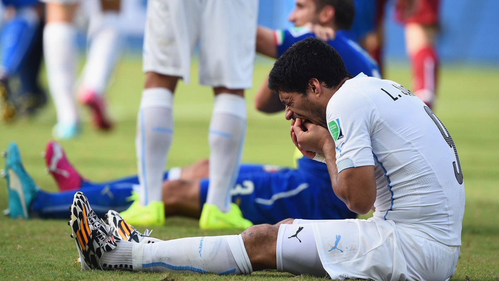 <strong>Luis Suarez (Uruguay, neun Spiele Sperre)</strong><br>
                Bei der WM 2014 sorgte - mal wieder - Luis Suarez für einen Skandal. Der Uruguayer biss seinem Gegenspieler Giorgio Chiellini grundlos in die Schulter. Dafür brummte ihm die FIFA eine Sperre von neun Partien auf, wodurch Suarez damals sein Pflichtspiel-Debüt für den FC Barcelona nach hinten verschieben musste.